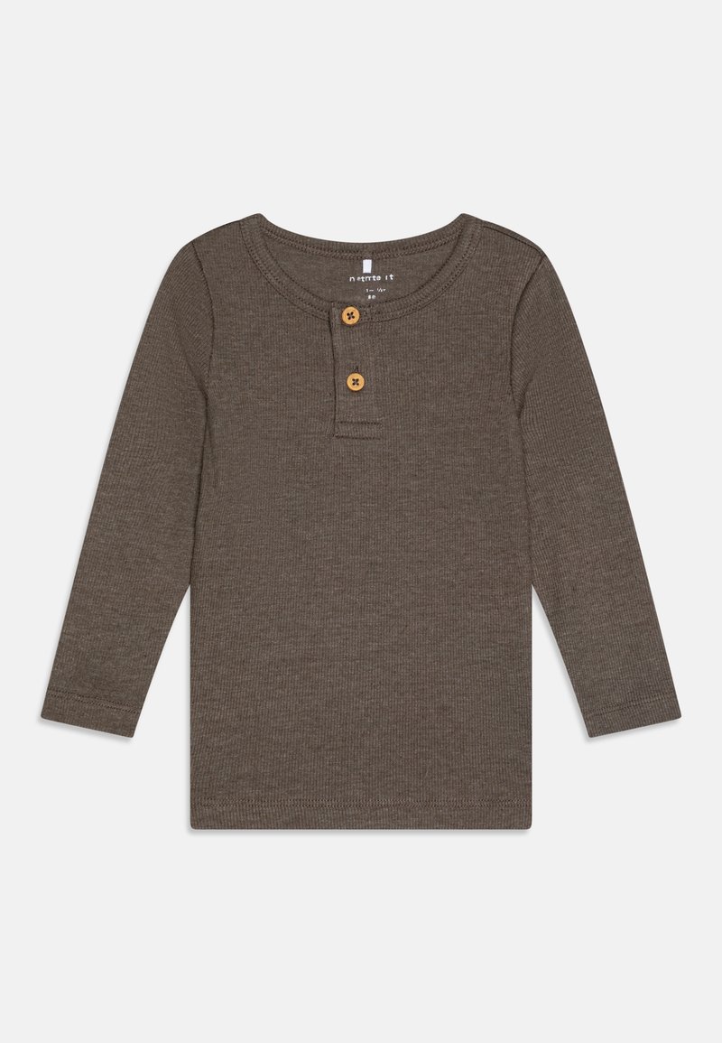 Hnedá dlhá rukávová košeľa vyrobená z rebrového materiálu, s okrúhlym výstrihom, dvoma drevenými gombíkmi na hrudi a priliehavými manžetami.