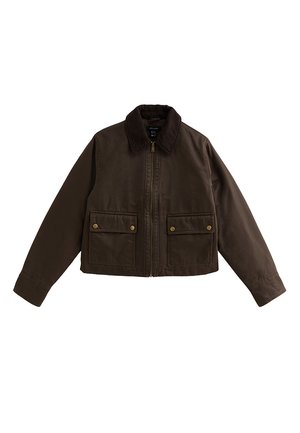 Ciemnobrązowa krótka kurtka z kołnierzem z sztruksu, zamkiem błyskawicznym z przodu i dwoma kieszeniami z patkami zapinanymi na guziki na przodzie.