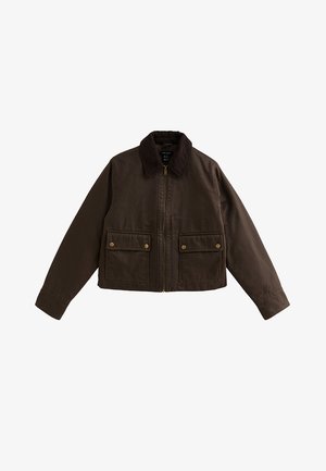 Veste courte marron foncé avec col en velours côtelé, fermeture éclair à l'avant et deux poches à rabat boutonnées sur le devant.