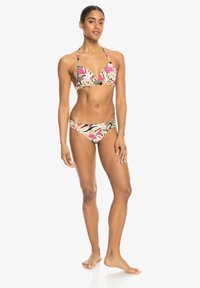 Zestaw bikini w kwiatowy wzór z trójkątnym stanikiem i niskimi majtkami. Kolory to różowy, zielony i beżowy. Posiada regulowane ramiączka i gładką teksturę.