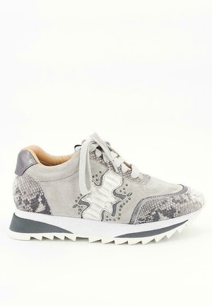 Grå og hvid sneaker med ruskinds- og slangeskindsteksturer, stjerneformet sidedetalje, hvide snørebånd og savtakket sål, vist i profil.