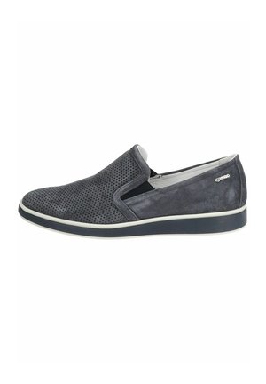 Grå ruskind slip-on sko med perforeret overdel, elastiske indsatser på siderne, gummisål og kontrastkant langs sålens kant.