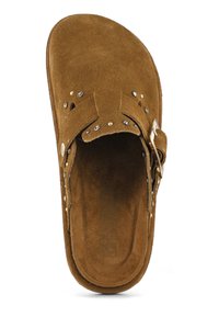 Sandalo scivoloso in suede marrone con ampiezza di cinturini decorati da strass. Fodera interna liscia e plantare sagomato per il comfort.