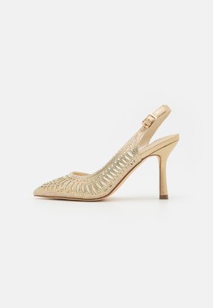 Gouden slingback hoge hak schoenen met een spitse neus, complexe uitsnijdingen en versierd met schitterende strassstenen.