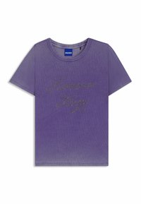 Paarse katoenen t-shirt met korte mouwen, met een ronde halslijn en de tekst "Forever Hug" in sprankelende zilveren accenten.