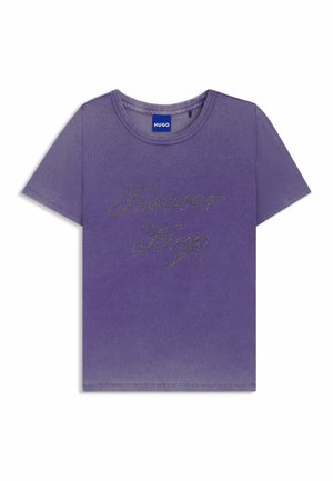 Lila bomullströja med korta ärmar, som har en rundad halsringning och texten "Forever Hug" i glittrande silvriga detaljer.