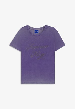 Lilla bomulds t-shirt med korte ærmer, med en rund halsudskæring og teksten "Forever Hug" i glitrende sølvdetaljer.