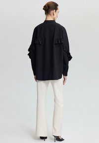 Touché Privé FRILL DETAILED - Gombos blúz - black