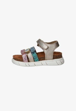 Open teen kindersandaal met metalen gouden enkelriem en drie glinsterende voorriemen in roze, blauw en groen, op witte rubberen zool.