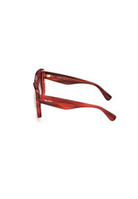 Punaiset, paksut aurinkolasit, joissa on kiiltävä pinta. Neliömäiset kehykset ja hoikat, kaarevat tempurit. Logo kaiverrettuna varsiosaan. CE-merkintä näkyvissä.