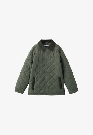 Veste matelassée verte avec boutons-pression, col sombre et poches latérales bordées de foncé, affichée sur fond blanc.