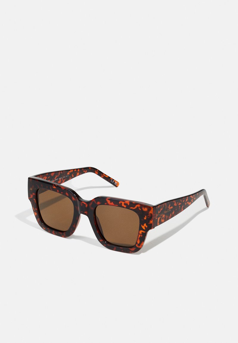 Ochelari de soare pătrați cu un model de țestoasă neagră și portocalie. Lentile brown tintate, rame groase și brațe texturate cu detalii de marcă.