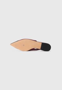 Scarpa flat a punta con suola beige, tacco nero e tomaia bordeaux, vista dalla suola su sfondo bianco.