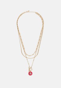 Colar multi-camadas dourado com correntes de espessuras variadas, com um pingente de flor vermelha e um pequeno detalhe de carinha feliz.