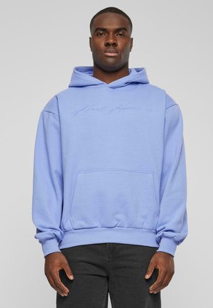 Lichtblauwe hoodie met een voorzak en een verstelbare capuchon. Bevat een geborduurd logo op de borst en ribgebreide manchetten en taille.