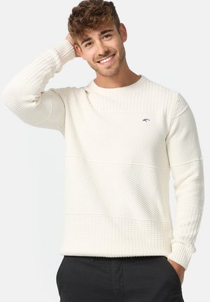 Suéter blanco texturizado con acentos acanalados y cuello de tripulación. Presenta un logo cerca del pecho y mangas largas con puños ajustados.