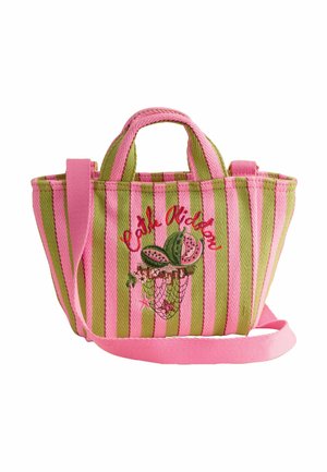 Kleine Handtasche aus rosa- und grün gestreiftem Stoff mit kurzen Griffen, langem Schultergurt und bestickten Früchten und Blumen auf der Vorderseite.