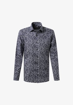 Camicia da uomo a maniche lunghe con bottoni, con un intricato motivo paisley blu navy e bianco e colletto a punta su sfondo bianco.