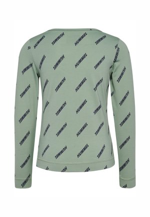Langärmliges Shirt aus hellgrünem Stoff mit einem wiederholten dunkelblauen "HUMMEL"-Logomuster. Runder Halsauschnitt und taillierte Passform.
