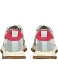 Šedé semišové a síťované tenisky s růžovým páskem na patě, mátově zelenými detaily a hnědou gumovou podrážkou; mají texturovanou zadní konstrukci.