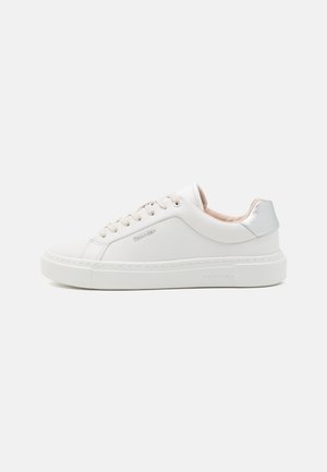 Sneaker bianca in pelle con tomaia liscia, dettagli beige, linguetta d'argento sul tallone e suola in gomma bianca. Presenta lacci rotondi e un branding minimale.