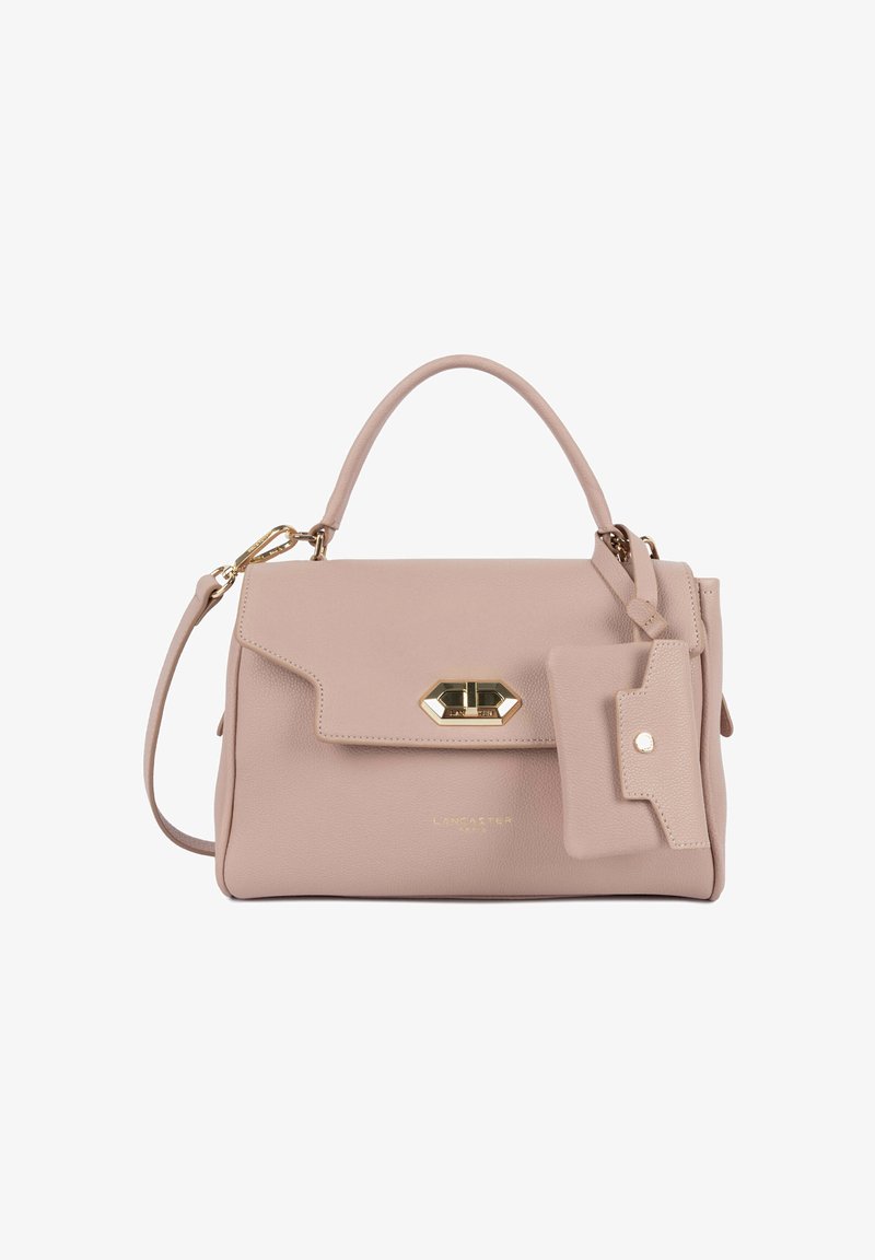 Sac à main en cuir rose doux avec poignée supérieure, fermeture à loquet dorée, bandoulière amovible et deux étiquettes en cuir attachées.