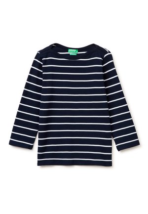 Marineblaue Langarmshirt mit weißen horizontalen Streifen, Rundhalsausschnitt und grünem Markenetikett am Kragen.