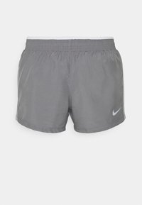 Pantalones cortos atléticos grises con cintura elástica, hechos de una tela ligera, que presentan un pequeño logo plateado de Nike en la parte inferior izquierda.