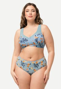 Conjunto de sujetador y bikini azul con un estampado floral naranja. La tela tiene una textura con tirantes suaves y costuras decorativas.