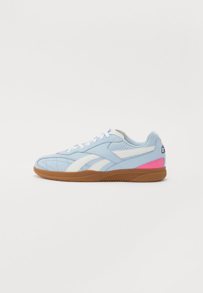 Svijetloplave tenisice s bijelim detaljima, smešnim gumiranim đonom, perforiranom teksturom, s ružičastim detaljem na peti i tradicionalnim dizajnom vezanja.