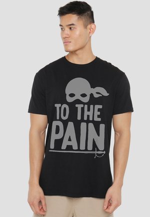 Black cotton t-shirt featuring a large gray graphic of a skull with a bandana and the text "TO THE PAIN" in a bold font.