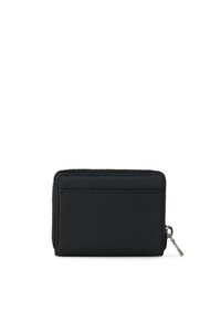 Cartera de cuero negra con superficie texturizada, forma rectangular, cierre de cremallera y un compartimento para tarjetas en la parte posterior. Costura detallada visible.