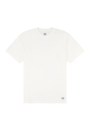 Απλό λευκό κοντομάνικο μπλουζάκι με στρογγυλή λαιμόκοψη και μικρές ετικέτες της μάρκας Lee στο γιακά και στο κάτω μέρος.