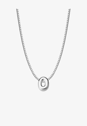 Ezüst nyaklánc, négyzet alakú láncszemekből készült lánccal és egy ovális medállal, amelyben egy kisebb, belső ovális kivágás található.