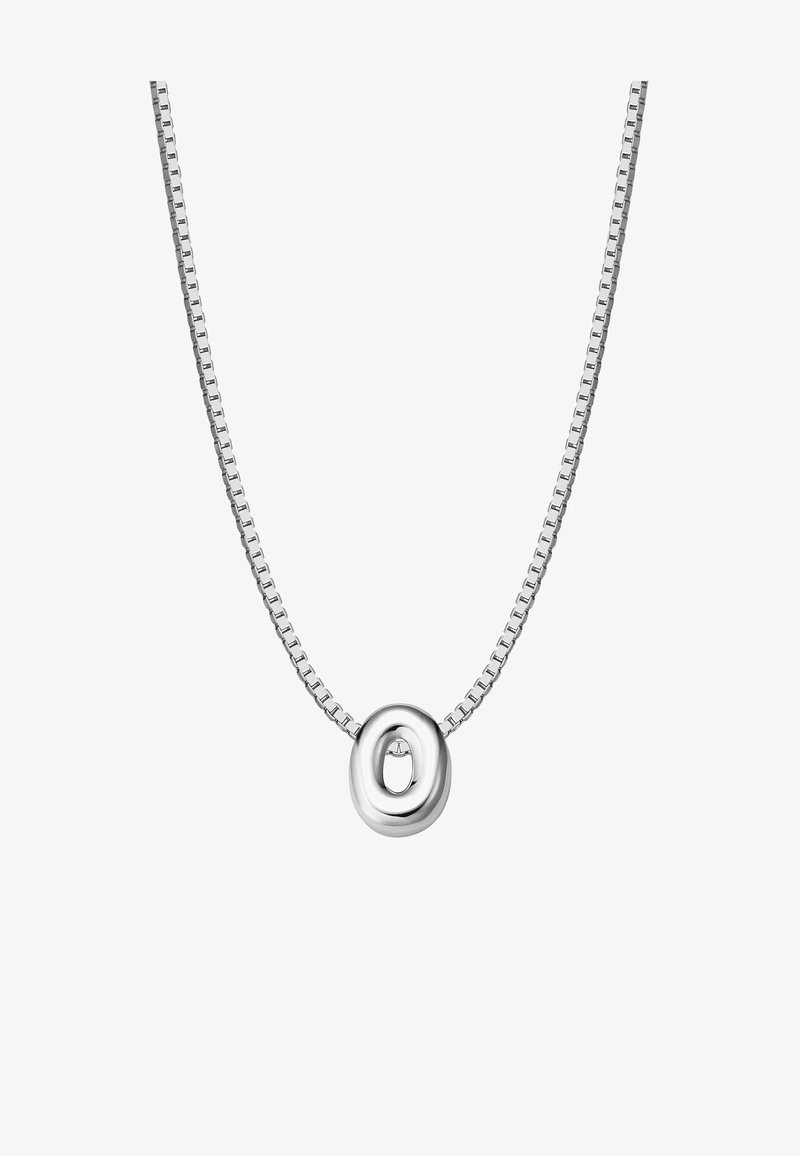 Sidabrinė grandinė su kvadratiniais žiedais ir ovalus pakabukas, turintis mažesnį, vidinį ovalinį išpjovimą.