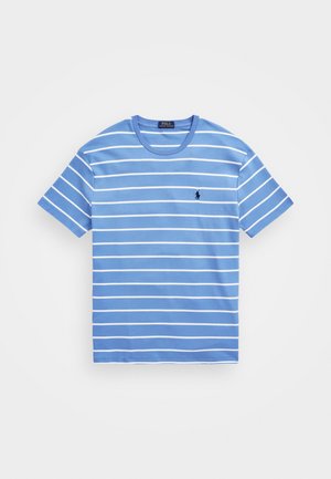 Lyseblå kortærmet bomuld T-shirt med hvide horisontale striber og lille mørkeblåt broderet logo på venstre bryst.