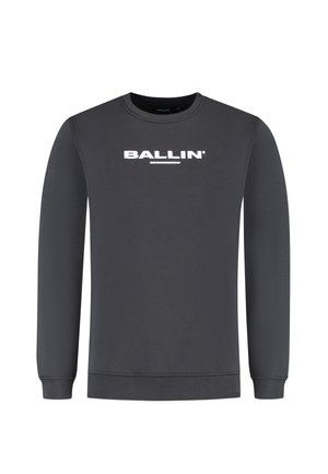 Grijze sweatshirt met lange mouwen, geribbelde manchetten en zoom, met een wit "BALLIN'" logo op de borst op een gladde stof.