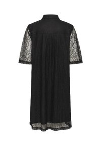 Melnas ceļgala garuma mežģīņu kleitas ar īsām piedurknēm un apkakli skats no aizmugures uz baltas fona.