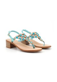 Sandali color acquamarina con tacco basso, dotati di una parte superiore decorativa con dettagli dorati e gemme turchesi, fondo piatto e cinturino regolabile.