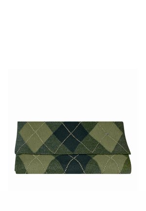 Gevouwen clutch met groen en donkergroen argyle breipatroon en klein zilverkleurig ovaal logo op de voorflap.