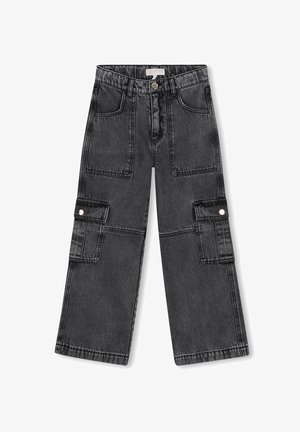 Pantaloni cargo in denim nero con gambe larghe, tasche anteriori e tasche cargo laterali. Caratterizzati da una chiusura con bottone e dettagli di cucitura in vista.