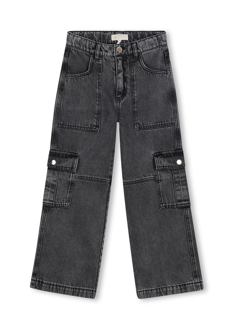 Pantalons cargo en denim noir avec jambes larges, poches avant et poches cargo sur les côtés. Présente une fermeture à bouton et des détails de couture visibles.
