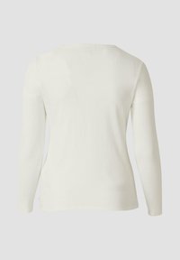 Długi beżowy top z prążkowanego materiału z długim rękawem, okrągłym dekoltem i dopasowanym krojem, charakteryzujący się gładką fakturą i minimalistycznym designem.