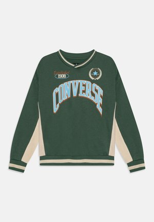 Grünes und beiges langärmeliges Converse-Sweatshirt mit dem Schriftzug "CONVERSE", gegründet 1908, und Sternlogo auf der Brust, mit geripptem Kragen und Bündchen.
