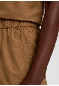 s.Oliver RELAXED - Pantaloni - sandstein
