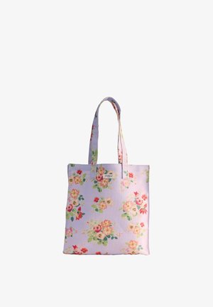 Levanduľová taška na rameno s ružovým, červeným a krémovým kvetinovým vzorom a dvoma dlhými rukoväťami, s malou obdĺžnikovou značkou značky blízko hornej časti.