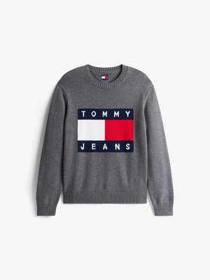 Pulover tricotat gri cu un logo central cu "TOMMY" și "JEANS" în alb și albastru închis, având un accent dreptunghiular cu dungi roșii și albe.