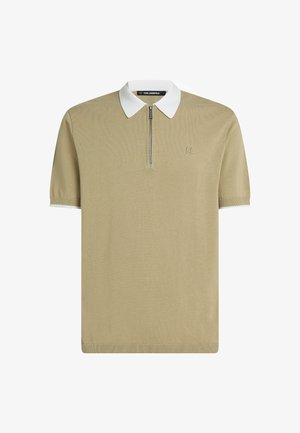 Šviesiai béžinė trumparankovė polo marškinėliai su baltu apykaklės, pusiau užtrauktuku ir subtilia logotipo siuvinėjimu ant krūtinės. Lygi megztinė tekstūra.