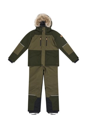 Veste d'hiver isolante verte et vert foncé avec capuche en fourrure et pantalon isolant assorti, conçue pour la protection contre le froid.