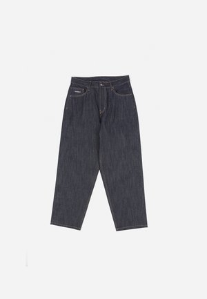 Jeans de mezclilla azul oscuro con un diseño de pierna recta, estilo de cinco bolsillos y costuras amarillas en contraste. Presenta un logotipo en la cinturilla.